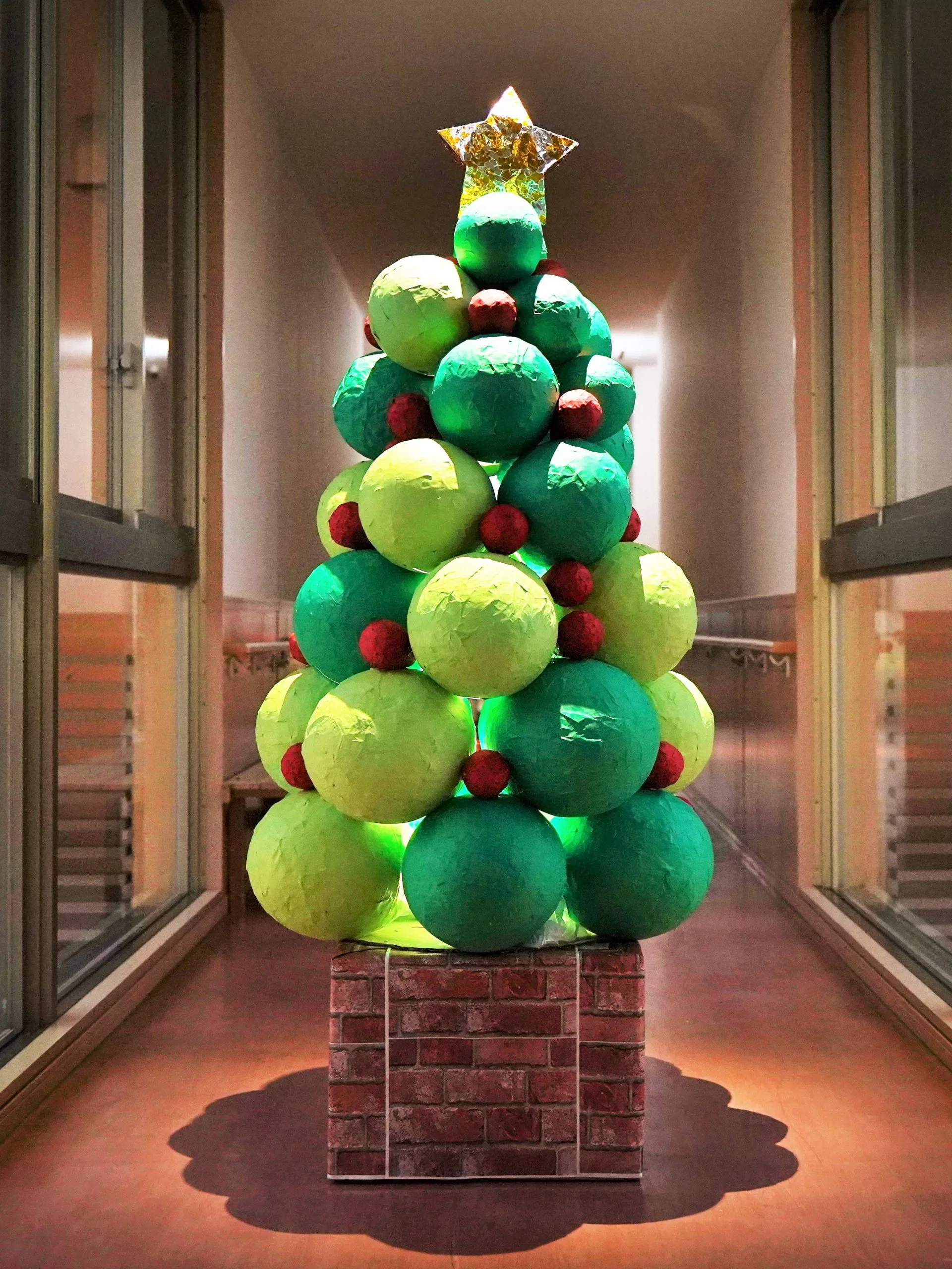 手作りのクリスマスツリー完成！デイサービス 制作作品ぴかぴかピアのレク生活 制作活動日記