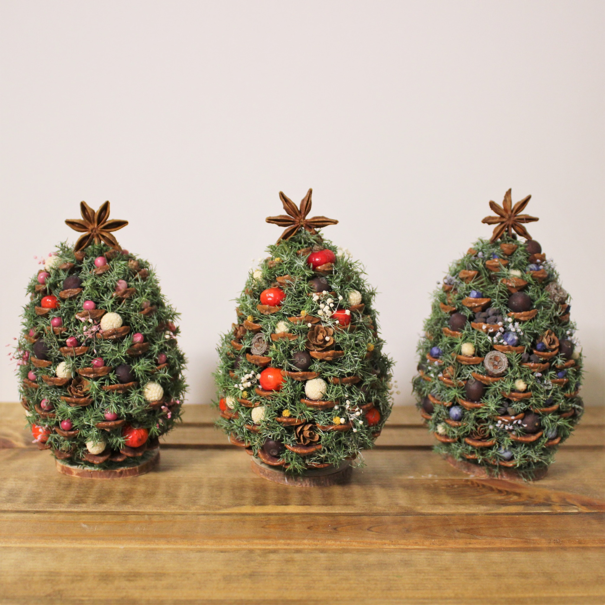 小さくて可愛い「松ぼっくりツリー」の作り方とクリスマスを彩るアレンジ3選。Craftie Style