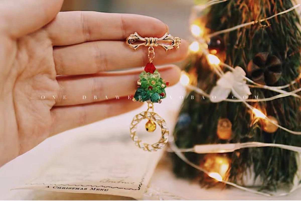 クリスマスオーナメントにも ビーズ刺繍のとても軽い星のブローチ 3 グリーン - ショップ 月によろしく ブローチ - Pinkoi