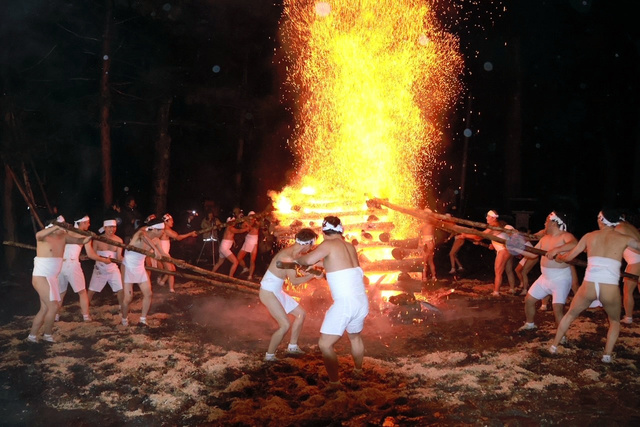 日本の「はだか祭」に女性が着衣で参加、1250年の歴史で初