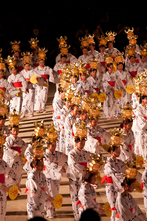 熊本・山鹿灯籠祭り、4年ぶりの千人踊り宵闇に浮かぶ幻想的な輪