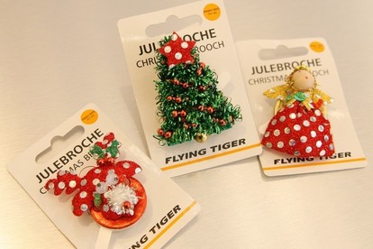 セリアのポンポンで簡単ミャクミャクブローチの作り方