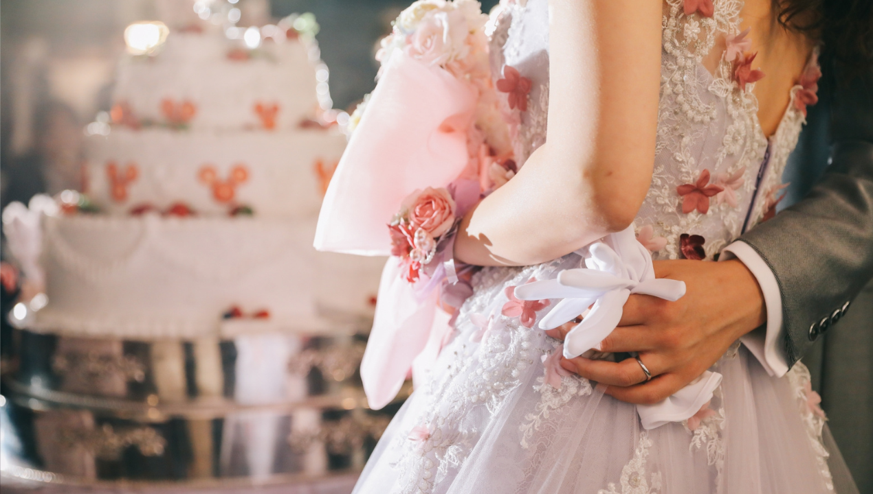 退場曲EverEverAfterCarrieUnderwood 『魔法にかけられて』の挿入歌。 映画のストーリーもhappyでタイトル Ever Ever After＝いつまでも幸せに暮らしましたという意味が結婚式にもぴったり。 笑顔いっぱいの退場のタイミングがおすすめです