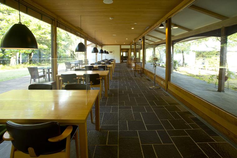 キラキラかわいい♡ハロウィンステッキ🍬ハロウィンバッグの次はステッキ👻✨ ステッキを持つだけで子ども達のハロウィン気分も倍増間違いなし😊ストローはダイソーの紙ストローを使いました！ 紙ストローだと柄がついててかわいい🤍 みなさんの園は仮装して近隣をお