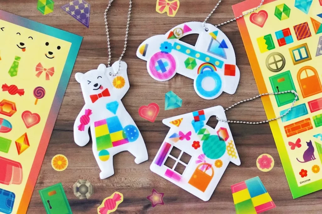 敬老の日製作✂️ 紙テープで花を表現しました！ 紙テープで使った花びらの回りの花もシール貼りで自由に貼ります👦みんな違った花束が出来て楽しそうですね👌 . 保育士の補助の仕方にもよりますが、 3歳児〜出来そうですね😊 保育 保育士 保育園 保育園製作 手作り