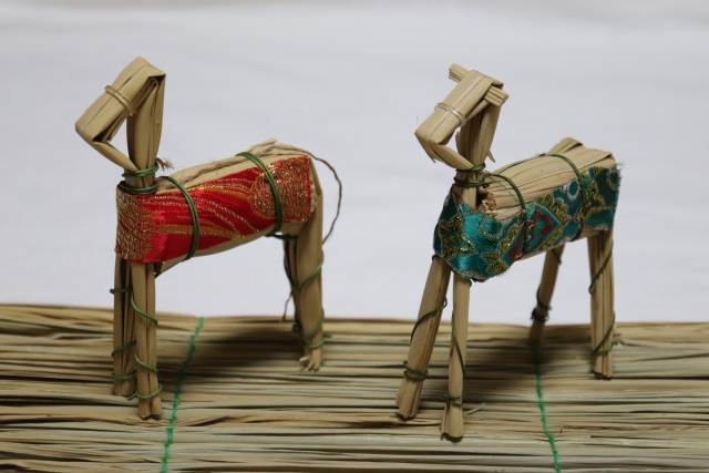 精霊馬 しょうりょううま は地域と宗派で差異がある置き方と作り方を解説 - お葬式の前に葬儀のデスク