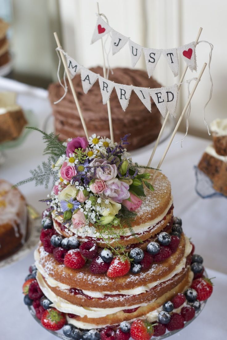 おしゃれウエディングケーキの必需品ケーキトッパー知ってる？？DRESSY 公式 ウェディングドレス・ファッション・エンタメニュース