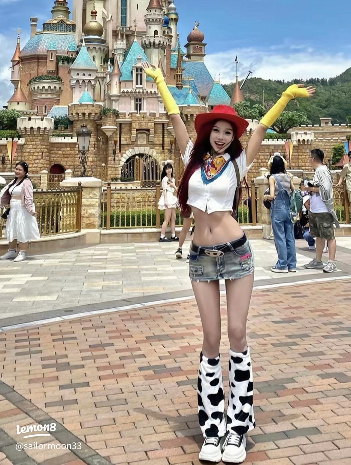 Big Bad Wolf 🐺 . 昔作った衣装を 捨てる前にと思って着てきた！ 悪いカンジ出てるかな？笑笑 📸 かんちゃん ディズニー仮装ディズニー仮装2022Dハロ仮装2022disneycosplay disney disneygram instadisney disneycostumeディズニー女子