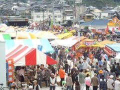 hideさんの投稿山口県柳井市の祭り「柳井金魚ちょうちん祭り」です。白壁 の街中で、ほのかに灯る「金魚のちょうちん」は、どこかユーモラスで、「金魚ちょうちん」から洩れる優しい灯りが幻想的な雰囲気を醸し出します。２０２３年柳井市山口県祭り