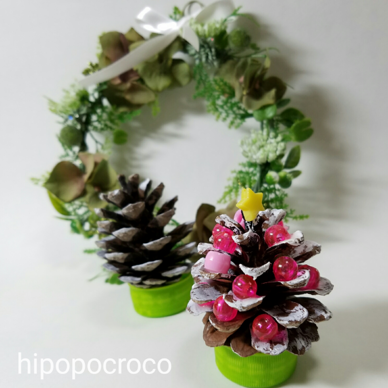 アトリエ☆どんぐりこども絵画造形教室 クリスマス課題 大きな松ぼっくりでクリスマスツリーをつくろう！ みんなでクリスマス ソングを口ずさみながらつくりました🎶