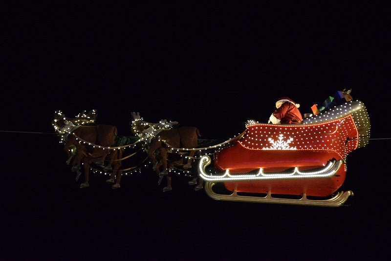 クリスマスの夜に星空の中をトナカイのソリで飛ぶサンタクロースのベクターイラストのイラスト素材106711025- PIXTA