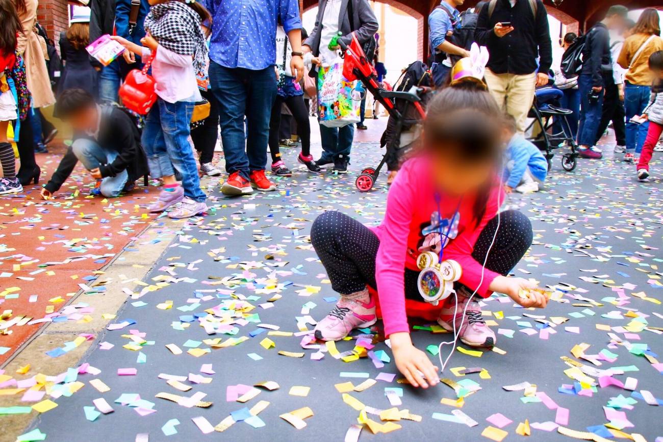 🎀銀テープストラップ＆リボンチャーム🎀 作り方はYouTubeを参考にさせて頂きました✨ OPPテープなど使った材料は100均で購入しました！銀テープ銀テ銀テープホルダー銀テープストラップ銀テープキーホルダー銀テリボン銀テホルダー銀テープリメイクす