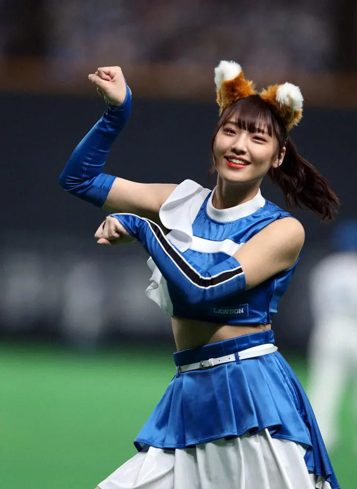 へそ出し＆白ショーパンで「スタイル良すぎ」 きつねダンス異色コラボが「可愛い」Full-Count