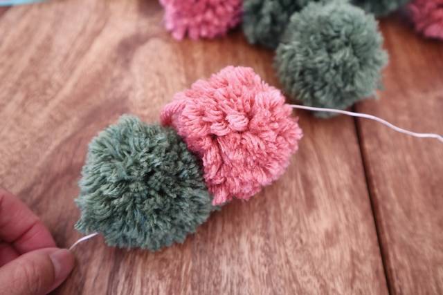 毛糸のボンボンでおしゃれなクリスマスリースの作り方！子供も高齢者もOK！ - みなみ風の吹く裏庭で