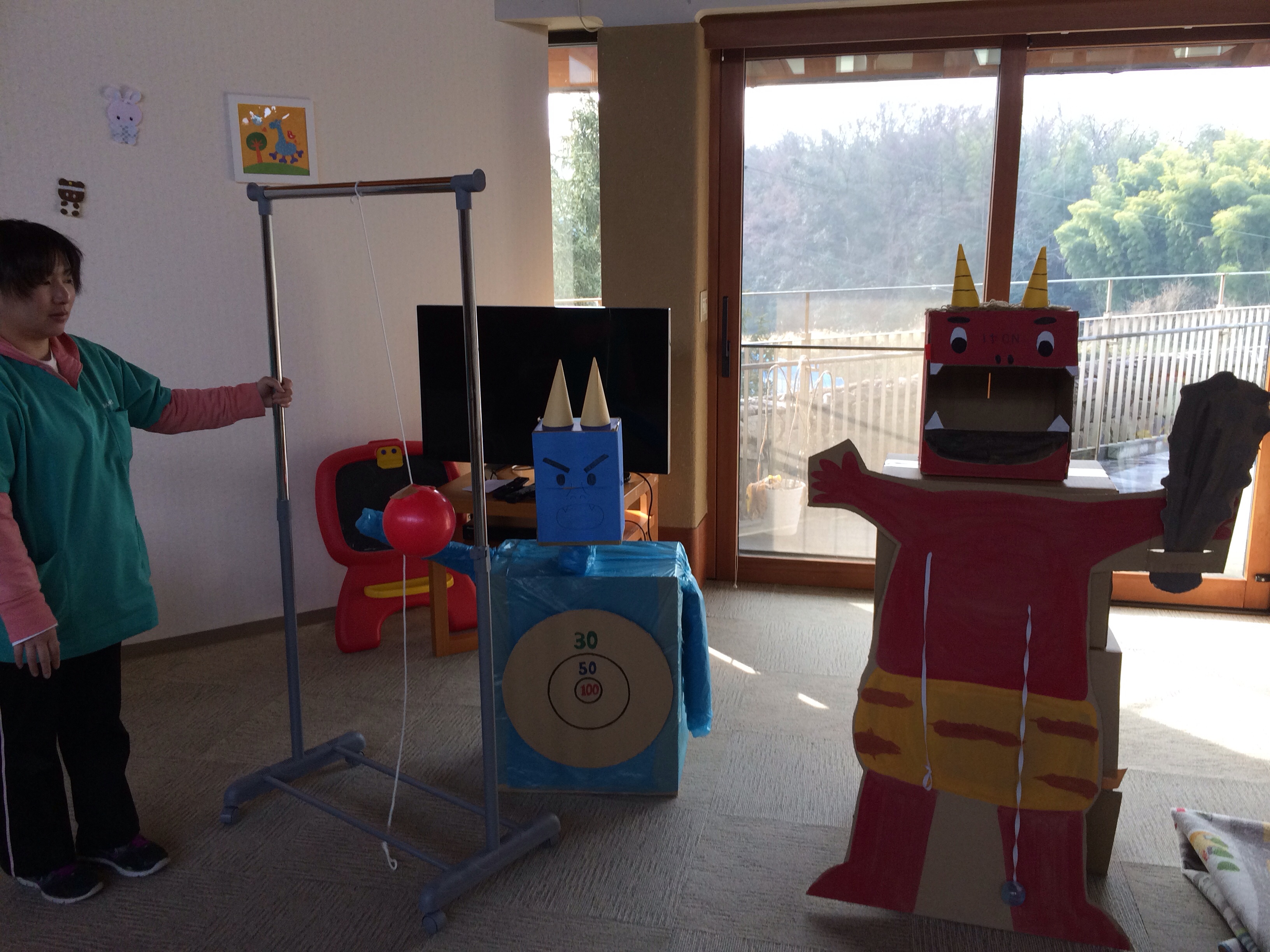 異年齢保育Ver.節分会豆まきゲーム倒れるまで帰れま10大盛り上がり異年齢保育 縦割り保育 ダンボール 鬼 鬼さん 節分 節分 製作 節分ゲーム 保育園行事 ダンボール工作 折り紙作品 ちぎり絵 体の歪み バランス悪い保育 設定保育 保育士さんと繋がりたい 保育