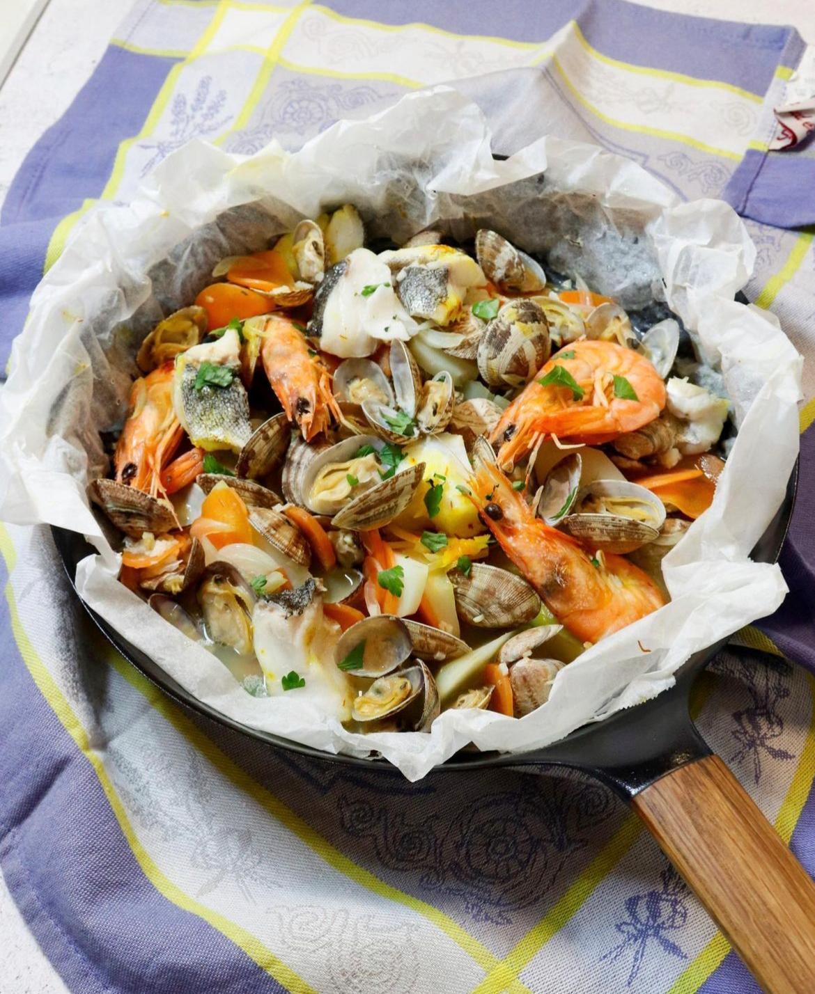 バレンタインごはん🍫♡ ◾︎ ビーフシチュー ◾︎ 朝〆め真鯛のカルパッチョ 柚子胡椒ソース ◾︎ エビとアボカドのクリームチーズタルタル ◾︎生ハムと、モッツァレラのハートサラダ ◾︎ 鱈のアヒージョ ◾︎ キッシュ ◾︎ ガトーショコラ 𖥧 𖥧 𖧧 ˒˒ 𖡼