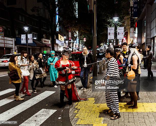 渋谷ハロウィンが路上飲酒禁止の効果で“無風”に「若者文化を潰してる」「治安乱す行為が文化か」ひろゆきも参戦の論争に週刊女性PRIME