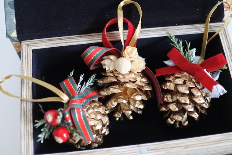 Branch Trees・ 最高級リッチ 大型 クリスマスツリー 300cm C 収納バッグ付きセット 赤い実と松ぼっくり 小枝付き本物そっくり濃密度２種類の枝でボリューム感のあるツリーです 3m ※ショールーム ショッピングモール カーディーラーなど 商業施設 に最適！TXN12-009-30-C