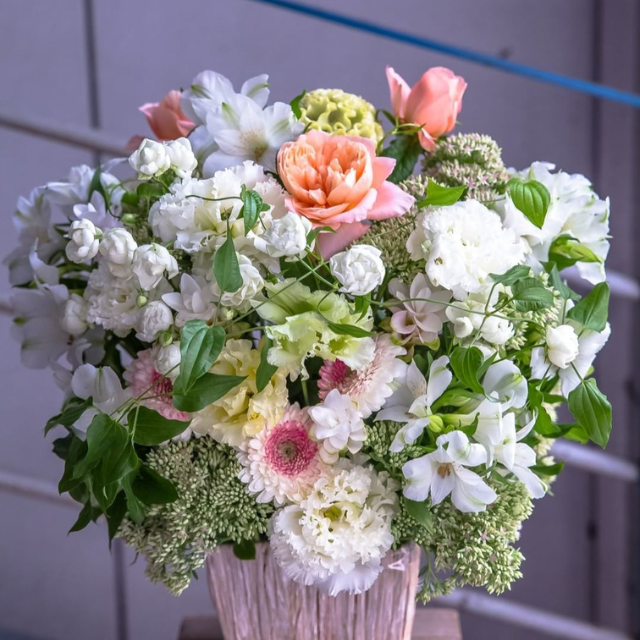 上品なイメージで」いつもお世話になっている方へのピンク色がメインのお誕生日お祝いの花束誕生日のおしゃれな祝い花