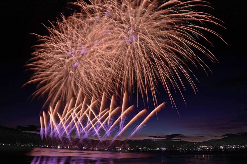 春の夜空を彩る3日間！「春のウィークエンド花火 2025」開催 2025年4月4日～6日 お知らせ公式 諏訪湖湖畔のホテルに宿泊するなら上諏訪温泉ホテル紅や
