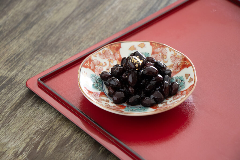 ウチコト 東京ガスのくらし情報メディア. ＼🎍年末年始に役立つ食の豆知識をまとめてご紹介🎍年末年始は、年越しそばやおせち料理など一年に一度の行事食が増える時期ですね。 家族や親戚が集まることも多いタイミングですから お正月ならではの食事をみんなで
