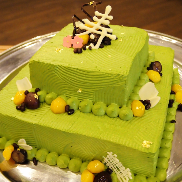 和のウェディングケーキ和がテーマの結婚式で、和風ケーキです！ マジパンで作った和風のリボンや扇 飴でつくった鞠 正面には家紋を！ . ベースの ケーキはグラサージュをかけてツヤツヤに実はこれ、3段ケーキの1段目です！ 残り2段は、また今度アップいたします