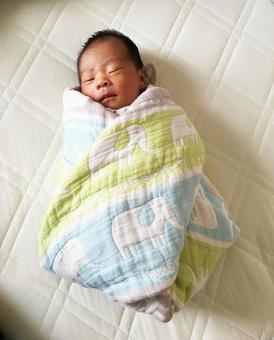 赤ちゃんをおひなまきで寝かしつけ効果や巻き方、いつまで使える