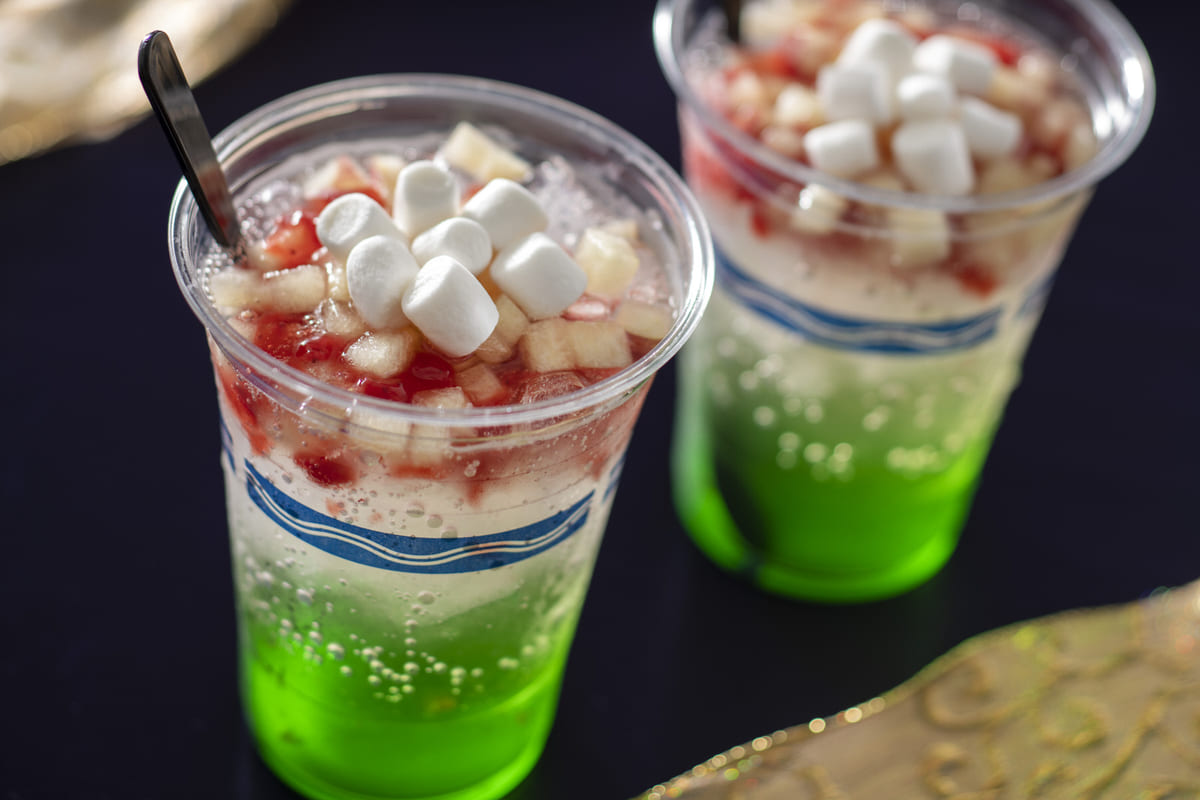 苺みるくに心がほわぁ。「ディズニー・クリスマス」限定のデザートドリンクはベリー尽くしの1杯にご注目！ - トラベル Watch