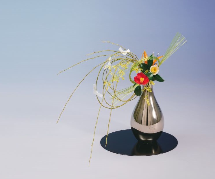 いけばな都古流～Ikebana Miyako Koryu - . 『お正月のお花』 . 新しい年への願いを込めて、お花選びからこだわった生徒さんのお正月のお花の一部をご紹介します今年は松を使う方が多くいらっしゃいました。 松は常に緑を湛えている事から