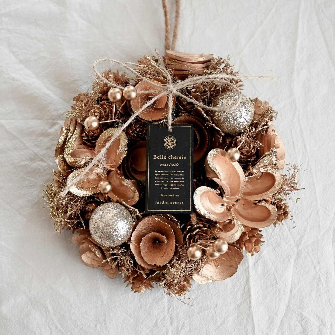 楽天市場 クリスマスリース 松ぼっくり レッド 25cm 手作り リース クリスマス 壁 壁掛け リース 飾り 装飾 ディスプレイ 店舗装飾インテリア デコレーション かわいい 赤 おしゃれ 玄関 サンタ サンタクロース ベル リボン Christmas : 恵月人形本舗