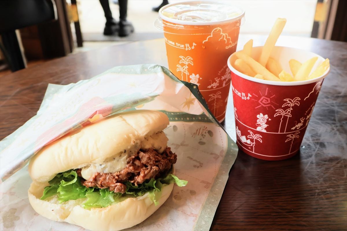 スペシャルドリンクは2種類！東京ディズニーランドホテル「ドリーマーズ・ラウンジ」“ディズニー・クリスマス2025”スペシャルメニューニフティニュース