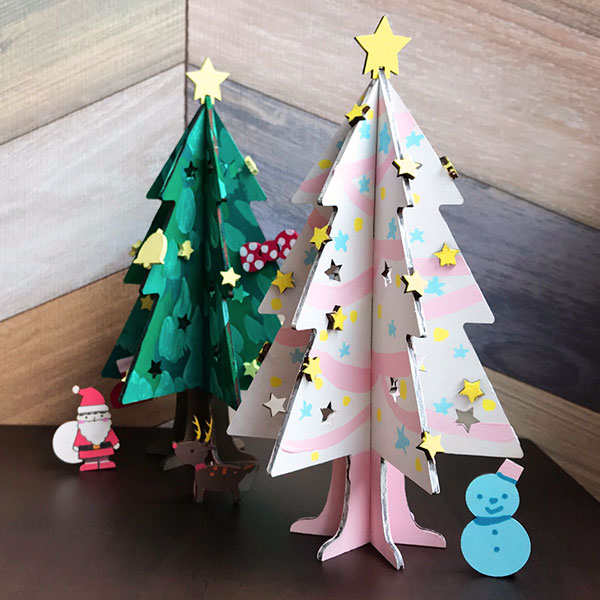 娘と手形足形アートのクリスマスツリーのオーナメント作りをしました🎄 モチーフのお顔とかはクリスマスのpetapeta-art®︎の台紙を参考にさせてもらって作成しました✨可愛く仕上がって大満足です⛄️💕クリスマスツリー出したら一緒に飾ろうと思います😆手形アート