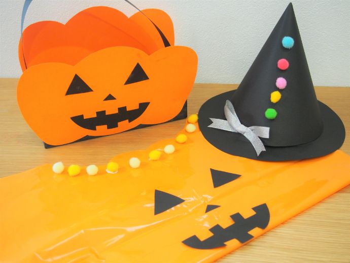 オバケとかぼちゃのハロウィン飾り〜ゆらゆら揺れる、飾り方まで楽しめる製作遊び〜保育と遊びのプラットフォーム ほいくる