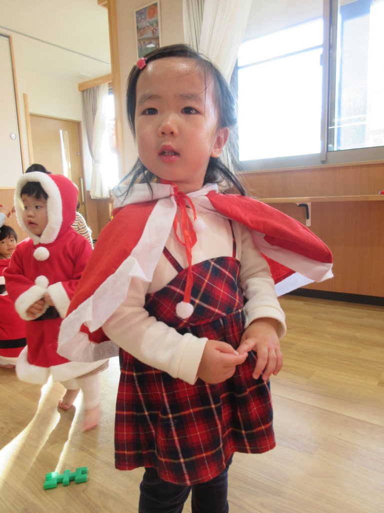 縫わない！型紙なし！ 簡単手作り♪フェルトで作る 子供用クリスマスコスチュームの作り方♪ 100均DIYで手縫いなし！劇の衣装にもピッタリ！針と糸の要らないサンタ服♪雪見日和