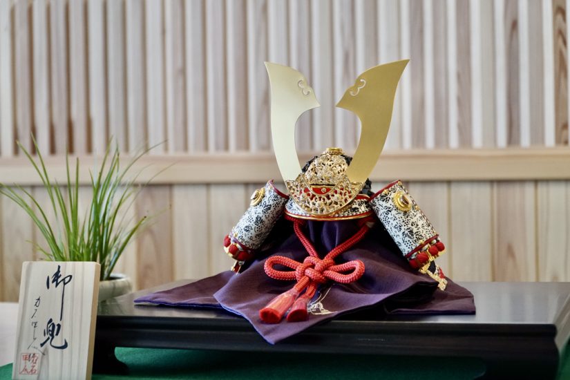 五月飾り 端午の節句 吊るし飾り 初節句飾り ちりめん素材の華やかな飾り 中サイズ 飾り台付き : お宮参り着物と七五三の店 京美 - 通販 -Yahoo!ショッピング