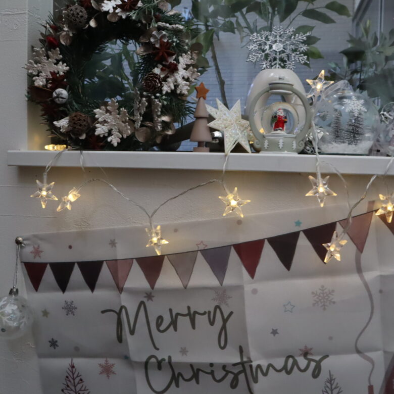 ﾀﾞｲｿｰ100均ledｲﾙﾐﾈｰｼｮﾝﾗｲﾄ2024・電池式やUSB！ｸﾘｽﾏｽ飾り例やｾﾘｱも - 100均✖Sweetsレシピ‼