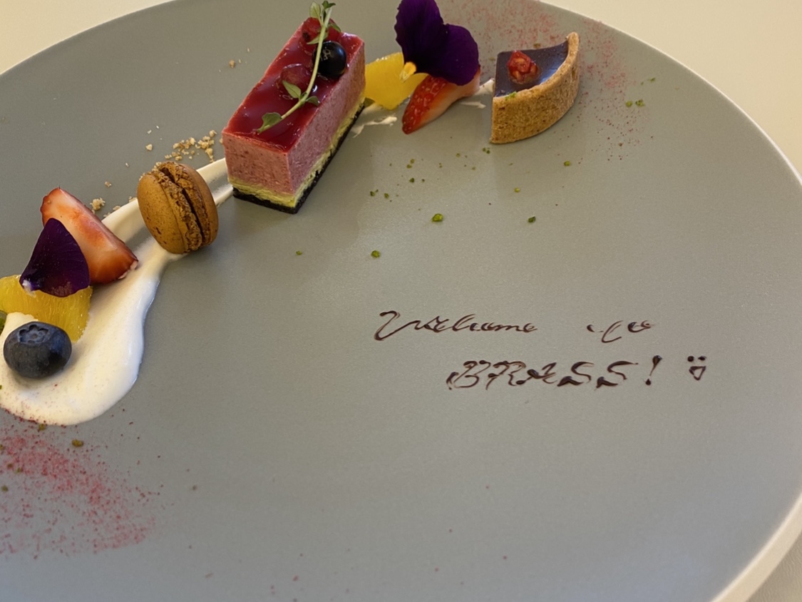 本日もお疲れ様でした。プレート サプライズ ウェディング チョコペン 肉 肉バル 銀座 なんか最近プレート描いても自分で満足感が得られない喜んでは頂いてますが、成長のなさにあせるあせる 自分のプレートに飽きてきた。成長せねば