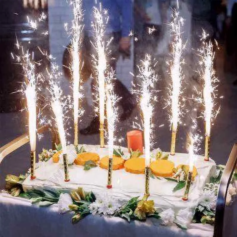 花火とおいしいウエディング ケーキの写真素材・画像素材 Image 49461717