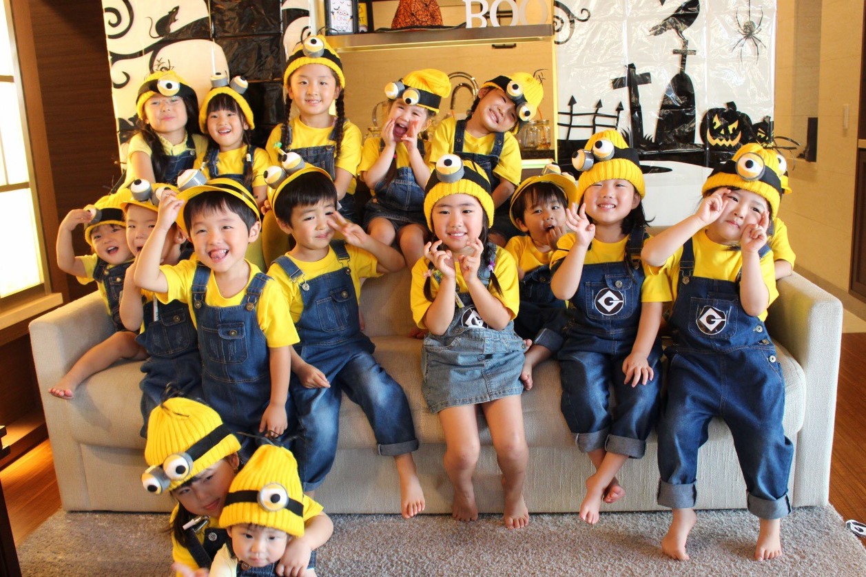 やばE 小さな女の子のハロウィン仮装がガチ！ お菓子をもらう姿にも要注目、予想外の受け取り方をするよ☆Pouch ポーチ