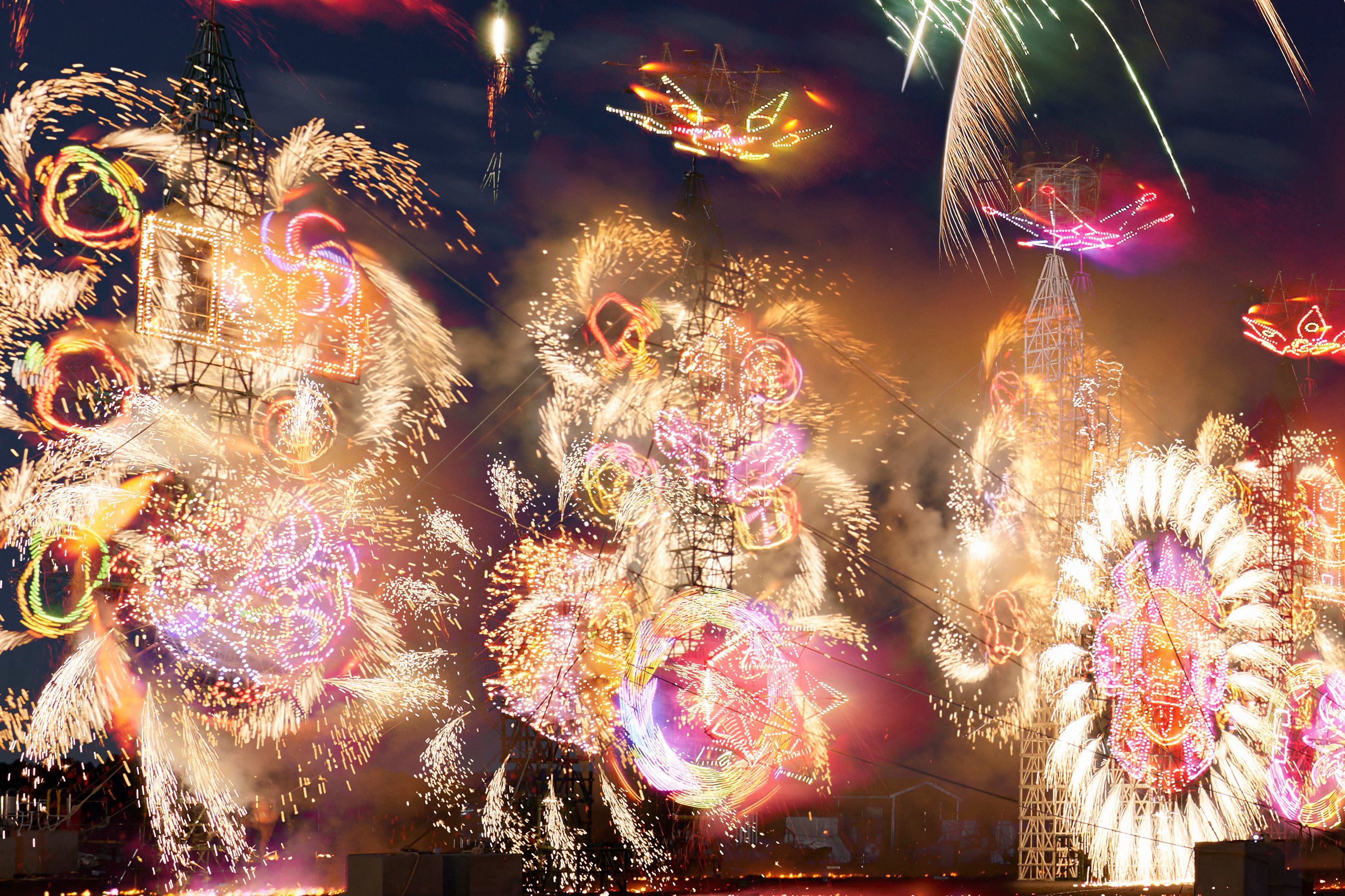 Amazon純国産花火 究極の仕掛け花火2点セット！超特大ナイアガラ大仕掛け花火 落下2m 約7m幅+ ナイヤガラ花火ニュー感動の滝 落下4m 約3m幅バラエティセットおもちゃ