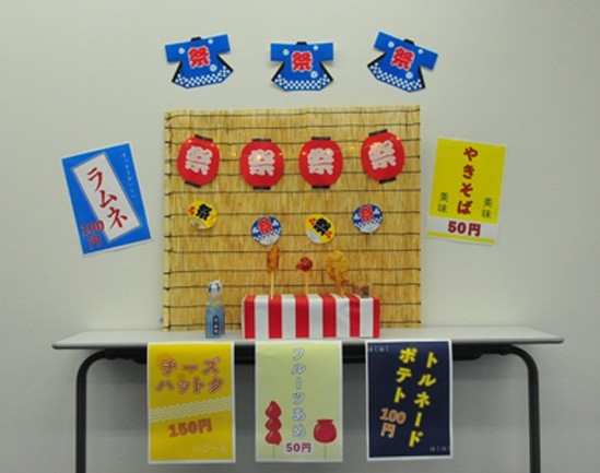 おうち縁日🍧開催☺︎, 急遽だったけど、みんなで色々と持ち寄って、子ども達が遊んでる間に作って楽しい夏祭りが出来ました🌻,飾りはほぼ100均様々🙏, 食べ物は, フランクフルト、焼きそば、唐揚げ、枝豆、たこ焼き、ポテト、とうもろこし,デザートにチョコバナナ、ポップコーン🍿かき氷🍧, 遊びは射的、ヨーヨー釣り、ぷよぷよボールすくい、的当て、ビンゴ、じゃんけんゲーム✊,