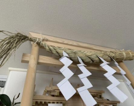 日本製 神棚用しめ縄約70cm日本製房3本紙垂4枚付き神棚しめ縄お正月飾り