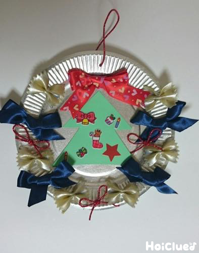紙皿とひも通しでクリスマスツリー飾り♪