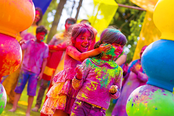 2025年版 春の訪れを祝うインドのカラフルなお祭り「ホーリー祭り」とは？開催シーズンや参加方法をご紹介。株式会社アミナコレクション