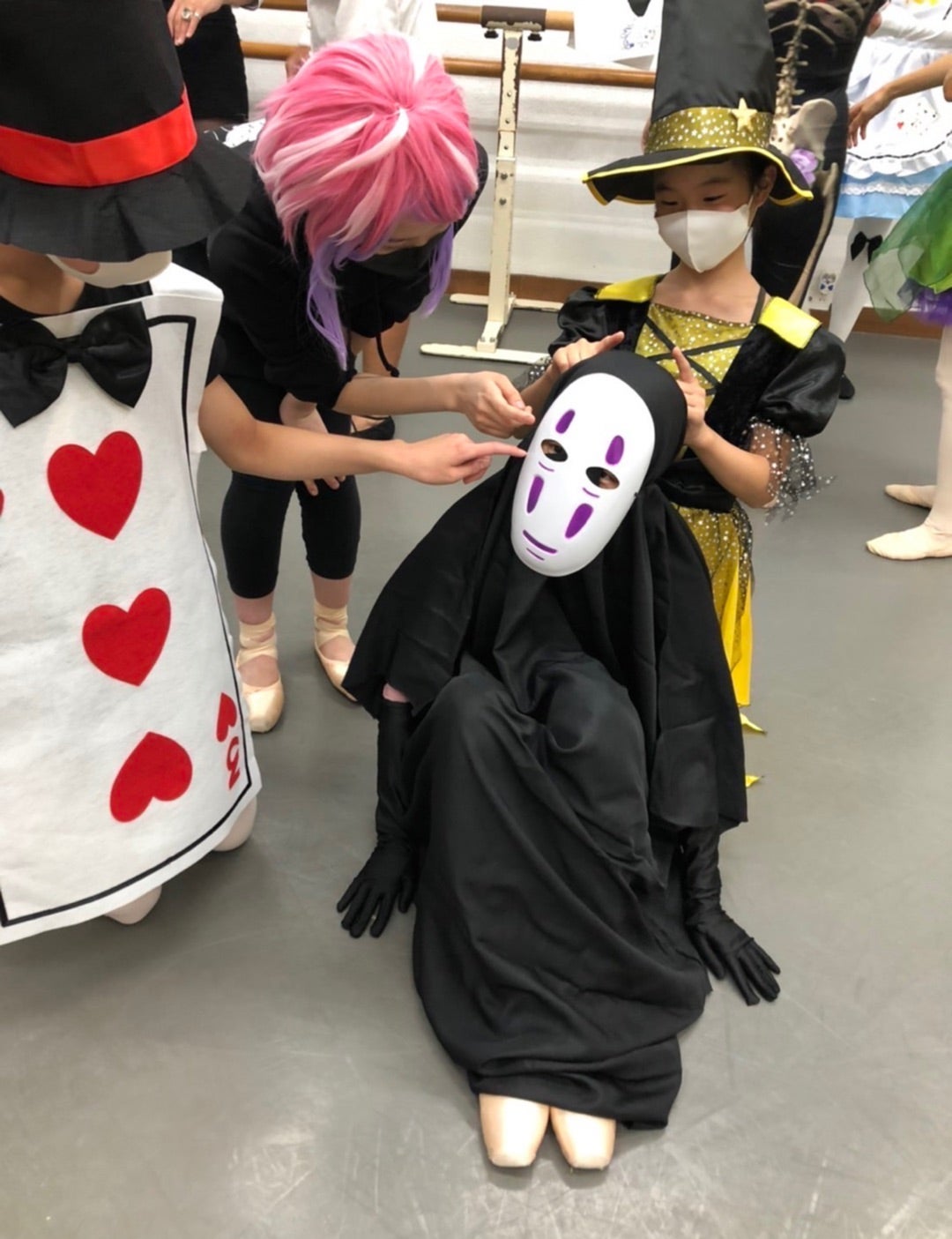 カオナシ風 衣装ローブ+マスク+手袋 ハロウィン カオナシ コスプレ衣装 変装 男女共用 ハロウィン コスチューム 仮装 変装 学園祭 お祭り撮影 クリスマス マント式 Cosplay プレゼント お化け屋敷 黒.グッドスマイリー BASE店