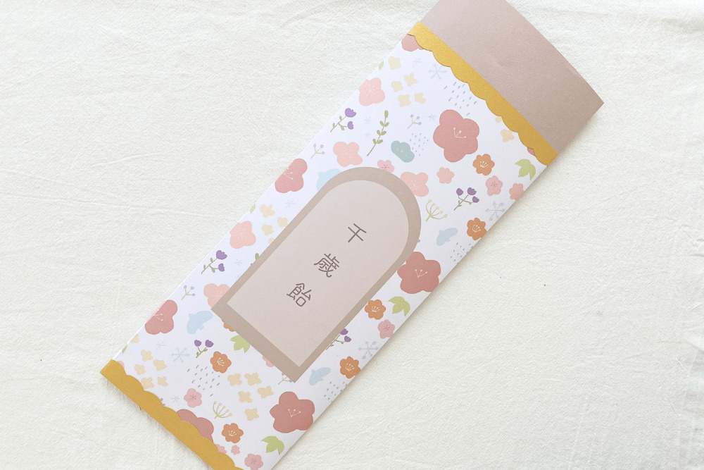 千歳飴袋 年中年中さん手作りの千歳飴袋です。 かわいいおてての鶴に、折り紙で作った亀。 手型はくっきり堂々と、力強いです！一方折り紙の亀の折り込みは細かい。 とても素敵に仕上がりました！ ・めぬまようちえん妻沼幼稚園