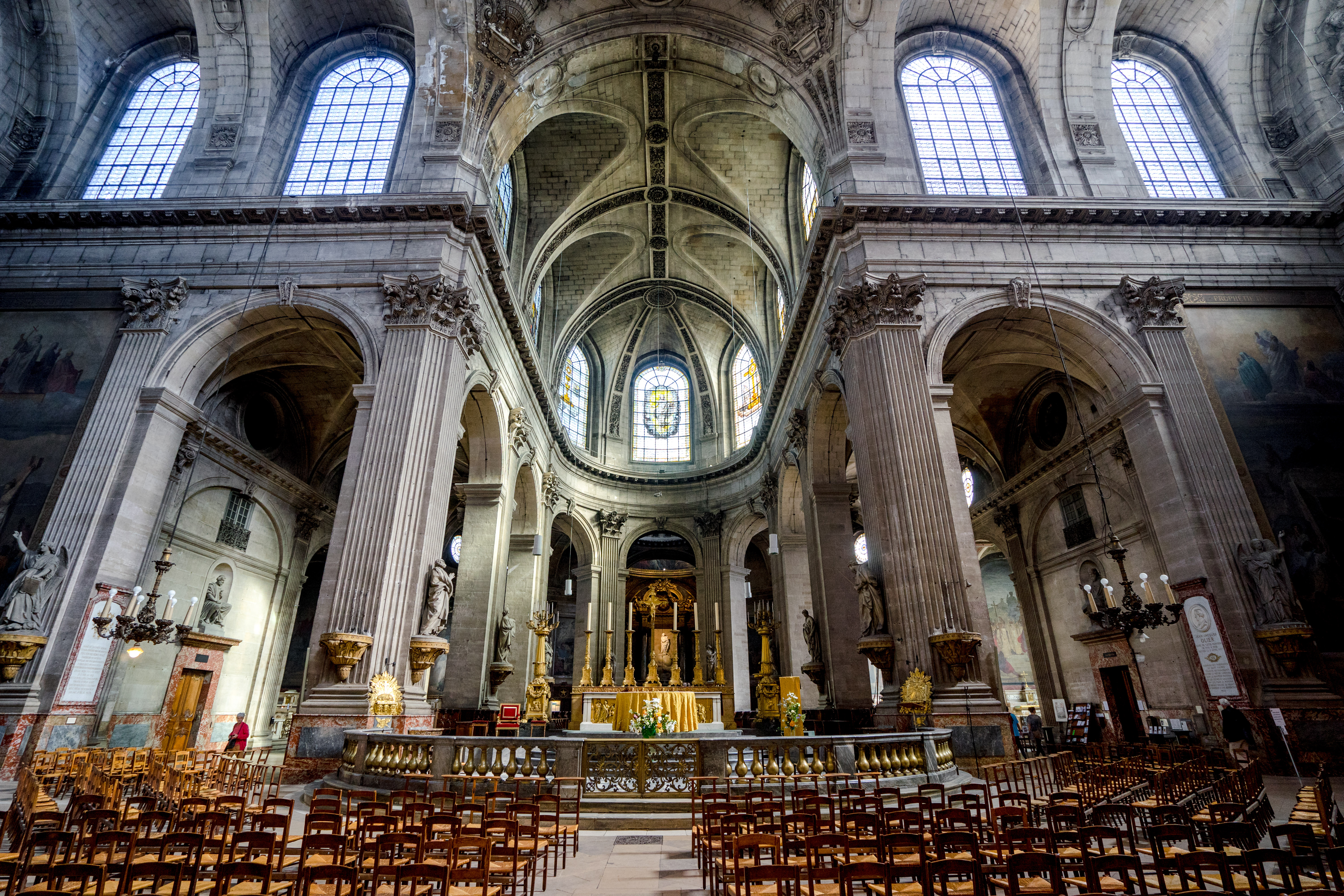 ダヴィンチコードで有名になったが、実は歴史が古くて、壮大なサンシュルピス教会パリ旅行のシニアなヒント