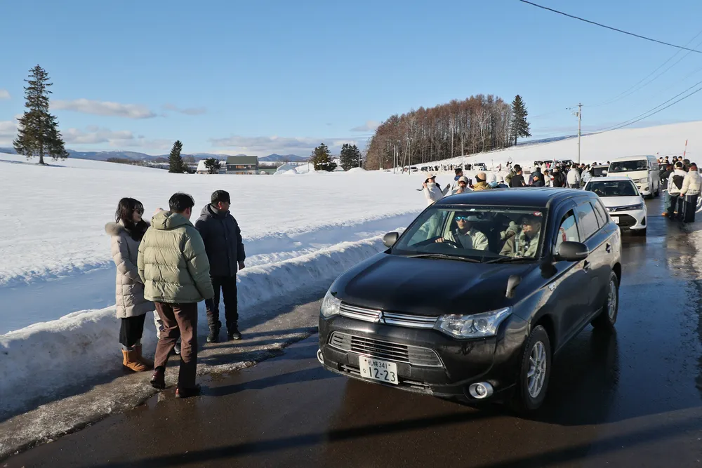 北海道美瑛町にあるクリスマスツリーの木です。暗闇に沈み白が藍に変化した雪色と夕焼けのオレンジ空の対比が美しいです✨美瑛のスポットは何度も足を運んでますが朝焼けと夕焼けの時間帯は絵になるような景観ばかりですね。camera: nikonz6ii date:2022.12.12hokkaido