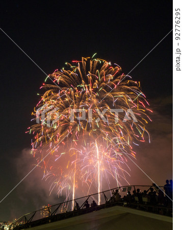 2025年版 横浜開港祭の花火を海上から満喫！夜景とともに楽しむぜいたくクルージングクルージングナビ貸切クルージングなら東京湾アニバーサリークルーズ