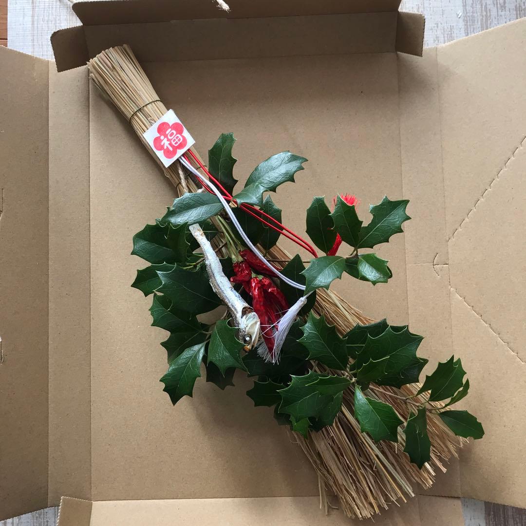 ▶︎ 節分飾りつけ準備 ② 本日は節分。境内に「柊鰯」を飾りつけるため「ヒイラギ」と「イワシの頭」を用意します。季節の変わり目には、邪気 鬼 が生じると考えられており、ヒイラギの葉のトゲと、焼いたイワシの強いニオイで、鬼を追い払います。邪気が入り込むのを